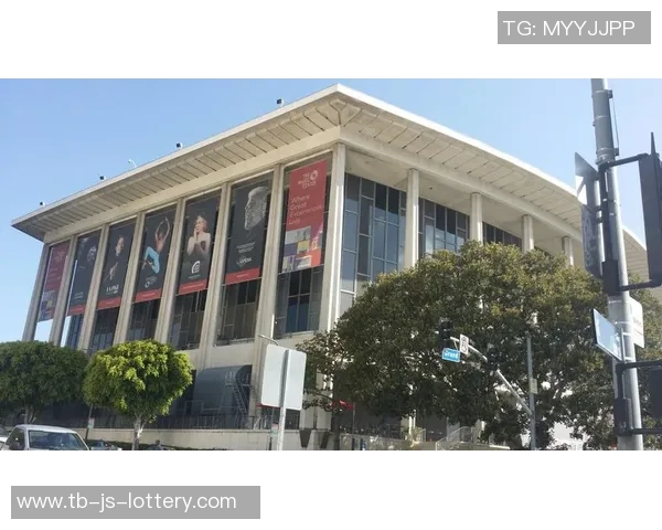 五棵松化身斯台普斯忙换装!明天北控迎“奇葩”主场 五棵松化身斯台普斯忙换装!明天北控迎“奇葩”主场